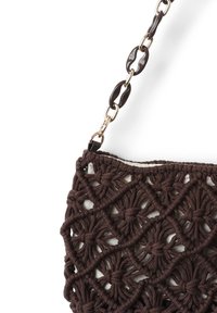 Braune Makramee-Tasche mit strukturiertem Muster, die ein gewebtes Design und einen goldenen sowie dunkelbraunen Kettengurt aufweist. Die Canvas-Futterung ist oben sichtbar.
