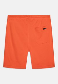 Orange shorts med mjuk textur, med resårmidja och en enda bakficka med etikett. Standardlängd med en enkel design.