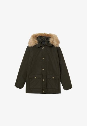 Parka verde oliva con cappuccio in pelliccia sintetica removibile, chiusura con bottoni, due grandi tasche frontali e vestibilità comoda. Tessuto morbido con finitura liscia.