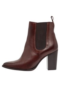 Bottine en cuir marron avec un bout pointu, des panneaux latéraux élastiques et un talon bloc haut. Texture lisse, détails de couture minimes.