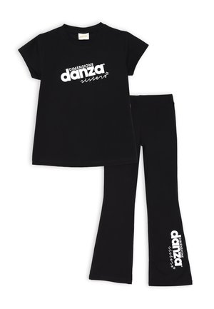 Completo nero in due pezzi composto da una maglietta a maniche corte e leggings svasati. La maglietta presenta la scritta "DIMENSIONE danza sisters" in bianco.