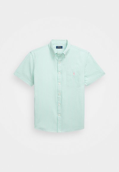 Camicia a maniche corte verde chiaro con bottoni, decorata con sottili strisce verticali bianche, dotata di taschino sul petto e un piccolo logo sulla tasca.