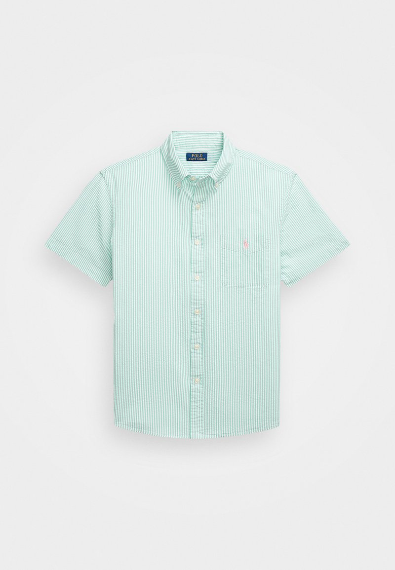 Svetlozelená košeľa s krátkym rukávom a zapínaním na gombíky, s tenkými bielymi vertikálnymi pruhmi, obsahuje náprsné vrecko a malé logo na vrecku.