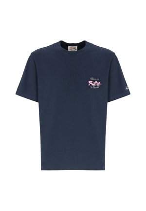 T-shirt blu navy a maniche corte con scollo rotondo, grafica rosa e testo ""Relax in St. Barth"" sul petto sinistro.