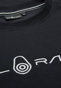 Schwarzes Kurzarmshirt mit gerippter Textur, ausgestattet mit einem weißen bestickten Logo und Akzenten aus hellgrauen Streifen am Kragen.