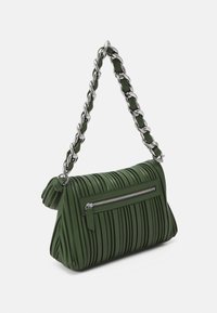 Bolso de mano plisado verde con una correa de cadena plateada, que cuenta con un bolsillo con cremallera en la parte frontal y una superficie texturizada.