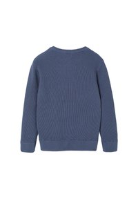 Dunkelblauer Langarm-Strickpullover mit gerippter Textur, von hinten auf weißem Hintergrund gezeigt.