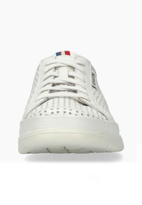 Baskets blanches perforées avec un dessus texturé, des lacets plats et une semelle en caoutchouc blanche. Présente un accent bleu et rouge au niveau de la languette.