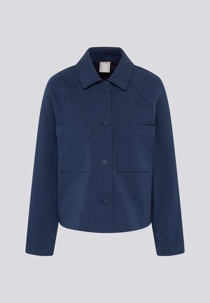 Marineblaue Jacke zum Zumachen mit langen Ärmeln, zwei Brusttaschen, einem breiten Kragen und einem geraden Saum vor hellem Hintergrund.