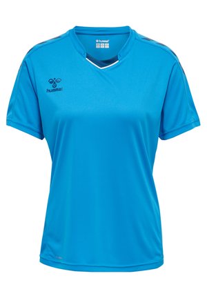 Niebieska koszulka sportowa z lekkiego materiału, z dekoltem w kształcie litery V, krótkimi rękawami oraz czarnymi akcentami na ramionach. Zawiera logo.