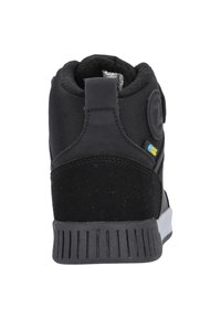 Sort højtop sneakers lavet af tekstureret stof og ruskind, med et forstærket bagstykke, et markant logo og gummisål med vandrette riller.