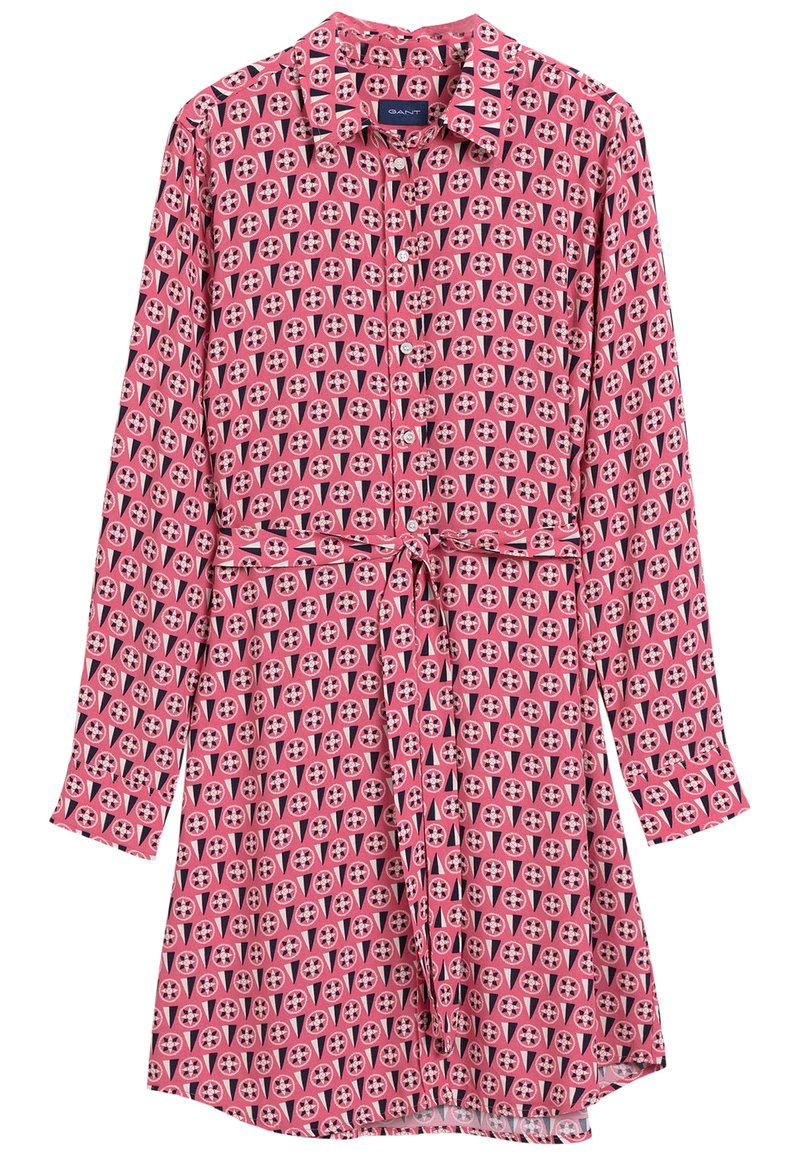 Langärmliges Kleid aus pinkem Stoff mit einem sich wiederholenden Kreis- und Dreiecksmuster. Verfügt über einen Kragen, eine Knopfleiste und eine Taillenbindung. Glatte Textur.