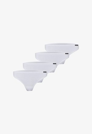 Vier effen witte bikinislips voor dames, in een schuin geplaatste rij, elk met een klein zwart merkje op de tailleband.
