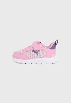 Børns lyserøde og lilla sneaker med hvid sål, netstoffer på siderne, velcrolukning og Puma-logo på siden.