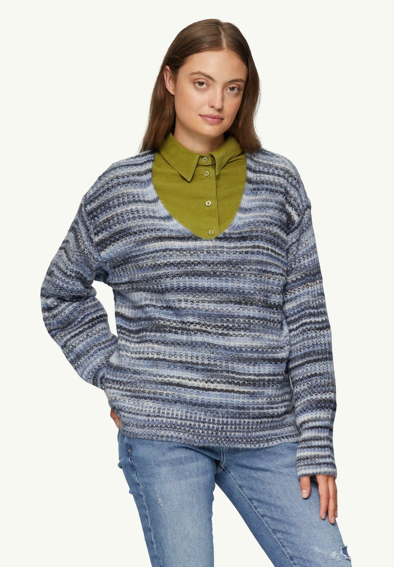 Blauw en grijs gestreepte trui met v-hals, van een gehaakte stof, gecombineerd met een groene overhemd met kraag eronder.