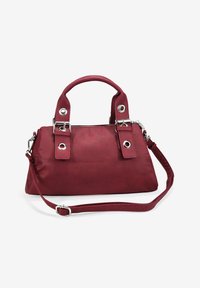Bolso burdeos hecho de cuero sintético suave, con herrajes plateados, asas dobles y una correa de hombro desmontable.