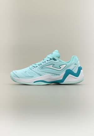 Αθλητικό παπούτσι σε ανοιχτό γαλάζιο με λευκές και σκούρες τυρκουάζ λεπτομέρειες στη σόλα, επάνω μέρος από δίχτυ και κορδόνια, παρουσιάζεται σε ουδέτερο φόντο.