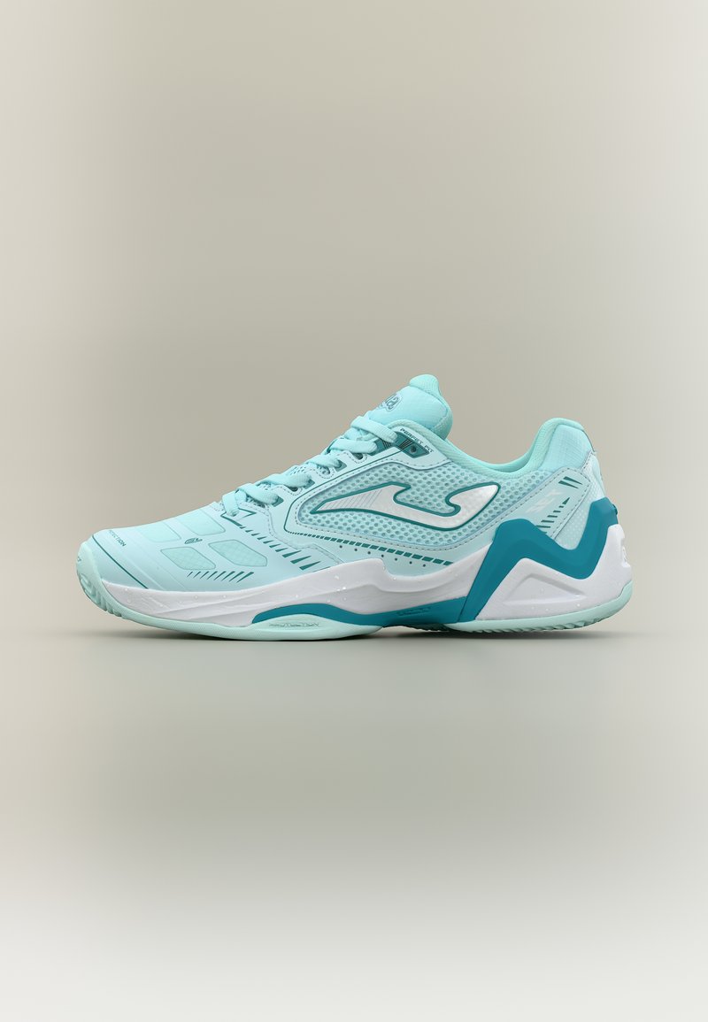 Αθλητικό παπούτσι σε ανοιχτό γαλάζιο με λευκές και σκούρες τυρκουάζ λεπτομέρειες στη σόλα, επάνω μέρος από δίχτυ και κορδόνια, παρουσιάζεται σε ουδέτερο φόντο.