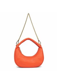 Borsa a spalla in pelle arancione con forma curva, tracolla in catena dorata e una texture morbida. Presenta un manico superiore rotondo per il trasporto.
