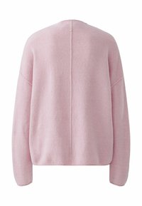 Pull rose en tricot avec une coupe décontractée, un col arrondi et des manches longues. Présente une couture subtile au centre du dos et une texture douce.
