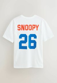 T-shirt blanc à manches courtes avec « SNOOPY » en lettres majuscules rouges et le numéro « 26 » en grosse police bleue au dos.