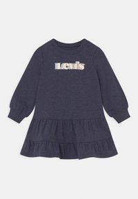 Dunkelblaues, langärmliges Kleid mit gerüschtem Saum. Verfügt über ein mehrfarbiges "Levi's"-Logo auf der Brust. Hergestellt aus weichem, strukturiertem Stoff.