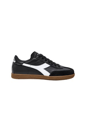 Sneaker neri in pelle e camoscio con accenti bianchi. Presentano una punta nera testurizzata e una suola in gomma marrone.