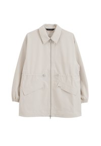 Veste beige clair à manches longues avec fermeture éclair frontale, col pointu, poignets élastiques, cordons de taille réglables et deux poches à rabat à l'avant.