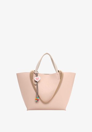 Borsa tote in ecopelle rosa con doppi manici, caratterizzata da un ciondolo a forma di cuore e perline colorate. Forma triangolare ampia e texture liscia.