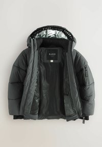 Puffige schwarze Jacke mit einem glänzenden silbernen Innenfutter, ausgestattet mit Kapuze, Logostick, vorderem Reißverschluss und Seitentaschen. Glatte Textur und aerodynamisches Design.