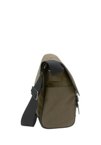 Borsa a tracolla in tessuto verde oliva con forma rettangolare, tracolla nera regolabile e chiusura a pattina; presenta una tasca laterale.