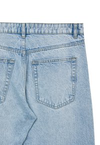 Jeans in denim azzurro chiaro con design dritto, due tasche posteriori e cuciture a contrasto lungo le cuciture.