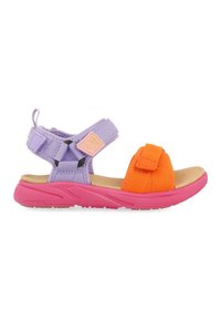 Flerfärgad sandal med överdel i lila tyg, orange rem, rosa gummisula, justerbara kardborrestängningar och strukturerad fotbädd.