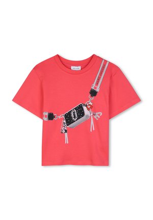 T-shirt corail à manches courtes avec un motif imprimé d'un sac bandoulière noir et une sangle rouge portant la mention Marc Jacobs sur la poitrine.