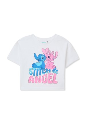 T-shirt bianco corto con una grafica di Stitch blu e Angel rosa, con lettering colorato "STITCH & ANGEL" in un font giocoso.