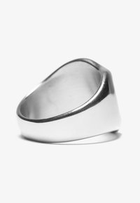 Sølvring med en glatt, polert overflate. Designet har en avrundet, konisk ring og en lett buet toppkant.