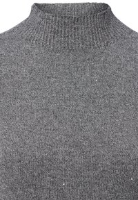 Maglione grigio con collo alto, realizzato in un morbido materiale lavorato a maglia. Presenta una consistenza liscia e un delicato dettaglio marmorizzato su tutta la superficie.