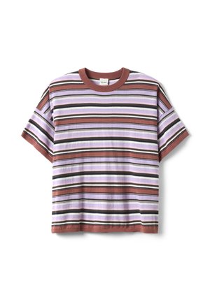 Korte mouw crewneck T-shirt met horizontale strepen in bruin, paars, zwart en wit, plat uitgespreid op een witte achtergrond.