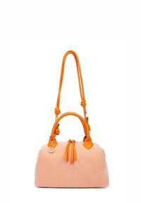 Borsa a strisce arancione con dettagli in pelle liscia, manici annodati doppi e frange decorative. Presenta una forma arrotondata e accessori metallici.