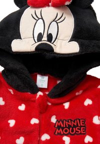 Rød baby hoodie med hvide hjerter, sort hætte med Minnie Mouses broderede ansigt og ører samt "Minnie Mouse" tekst på fronten.