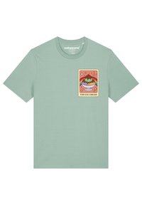 T-shirt vert menthe en coton, avec un graphique coloré de glace sur le devant dans un design rectangulaire.