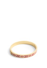 Bracelet jonc en or avec un bandeau en émail rouge comportant des logos en contour et de petites pierres précieuses claires, texture lisse et design ajusté.