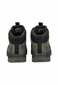 Stivali alla caviglia in pelle verde con dettagli in tessuto nero e suole in gomma grigia. Presentano un colletto imbottito e un manico sul retro.