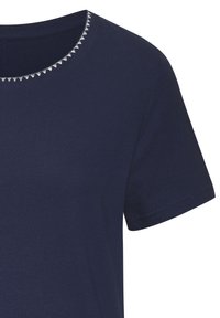 Temno modra majica s kratkimi rokavi in okroglim izrezom, ki ima na ovratniku dekorativno trikotno srebrno obrobo. Kratki rokavi so gladki in mehki na otip.