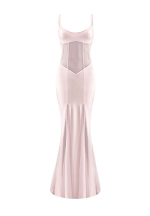 Largo vestido de satén rosa con silueta entallada, paneles de malla transparente, tirantes finos y falda acampanada.