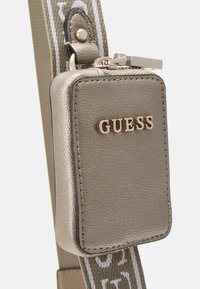 Guess LATONA MINI TOTE SET - Håndtasker - pewter