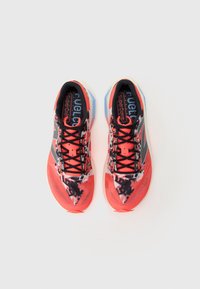 Rote und schwarze, gemusterte Laufschuhe mit einem Obermaterial aus Netzgewebe, schwarzen Schnürsenkeln und einem geteilen Sohlen-Design. Verfügt über blaue Akzente und Branding an der Zunge.