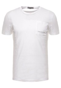 Vit bomullst-shirt med rund halsringning, korta ärmar och en vänster bröstficka med grå text "Calvin Klein Jeans".