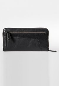 Portafoglio in pelle nera con una texture liscia, dotato di un comparto con zip e un distintivo dettaglio di design angolato sulla parte anteriore.