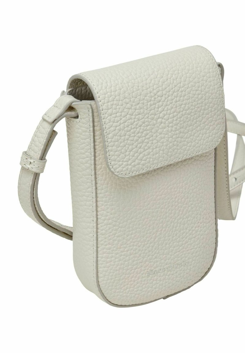 Leder-Crossbody-Tasche in strukturiertem Weiß mit Klappenverschluss, verstellbarem Tragegurt und abgerundeten Kanten. Schlichtes und funktionales Design.